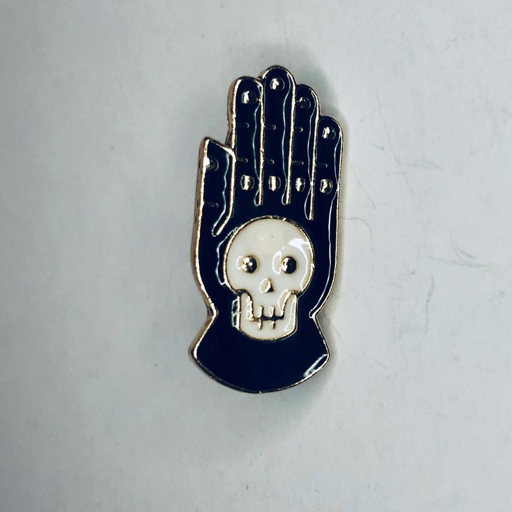 Witchy / skull fashion pin